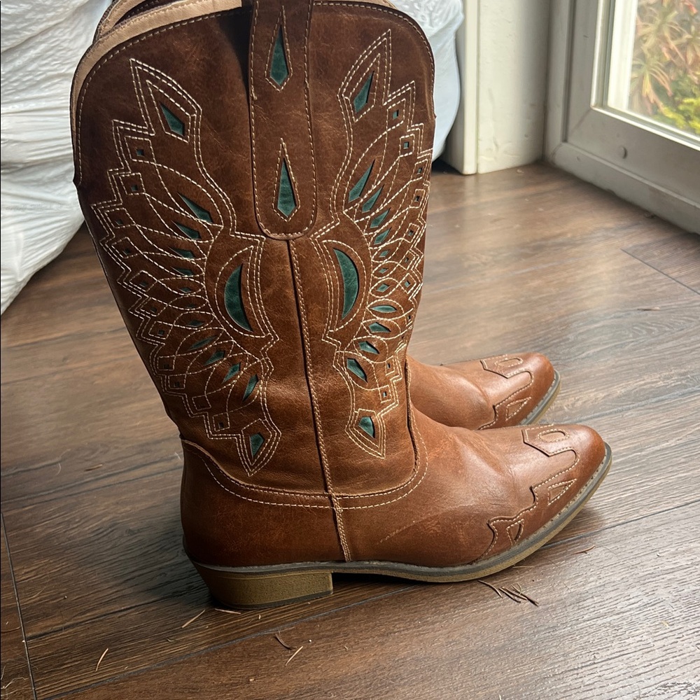 Brown Western Cowboy Boots with Embroidered Design